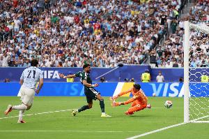 沙特1-0领先乌拉圭!穆斯莱拉扑救脱手,阿姆里补射破门!